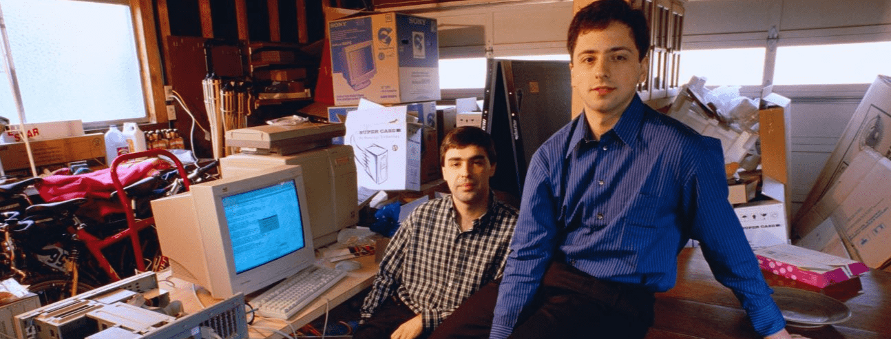 Larry Page e Sergey Brin em uma das imagens tiradas no começo do Google. Fonte: Google