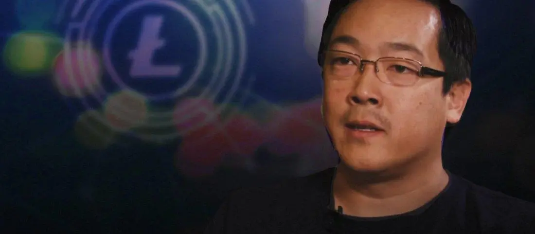 Charlie Lee, cirador do Litecoin, com fundo azul escuro e logotipo da criptomoeda