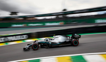 Carro da Mercedes disputa do GP do Brasil de Fórmula 1