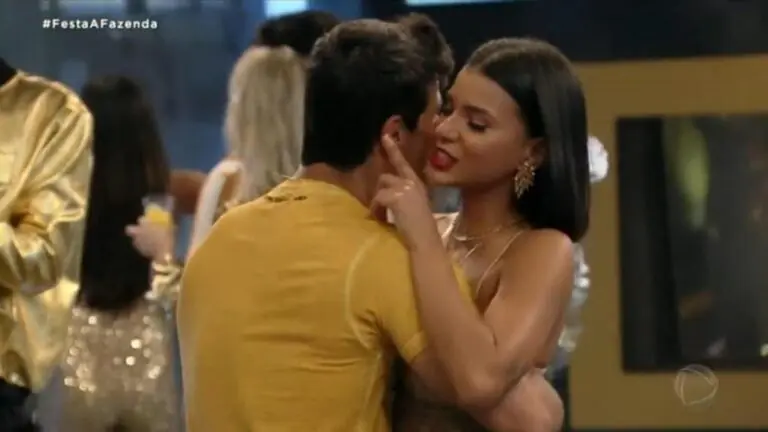 A Fazenda 2020: novo casal? Jakelyne Oliveira e Mariano se beijam