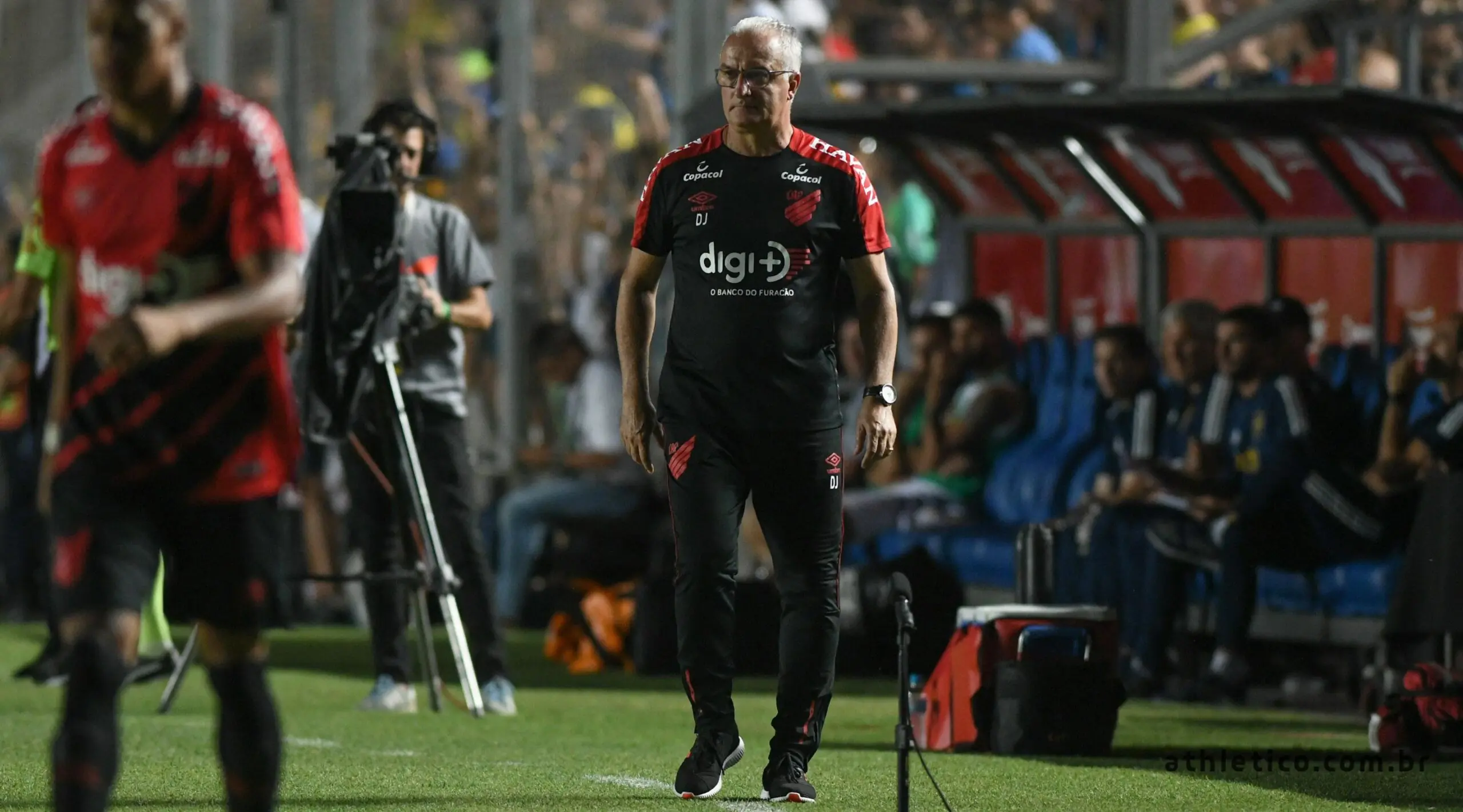 Dorival Júnior no banco sob comando do Athletico Paranaense