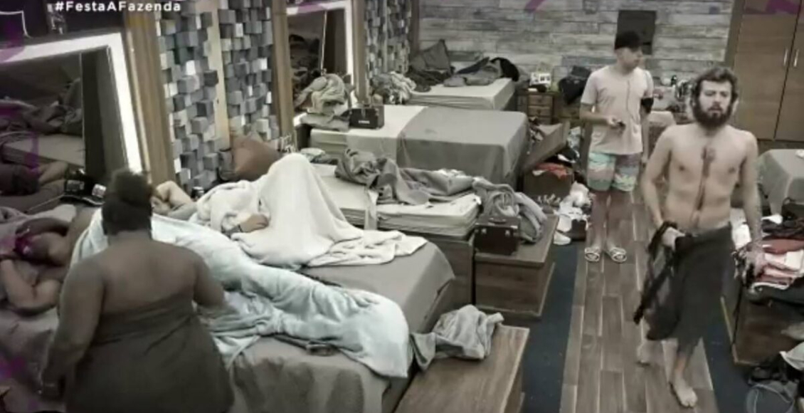 Na imagem, Jojo Todynho fala sobre dormir de conchinha com Rodrigo em A Fazenda 2020