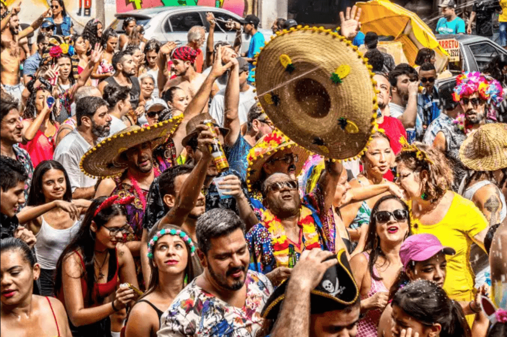 Foto mostra foliões no carnaval