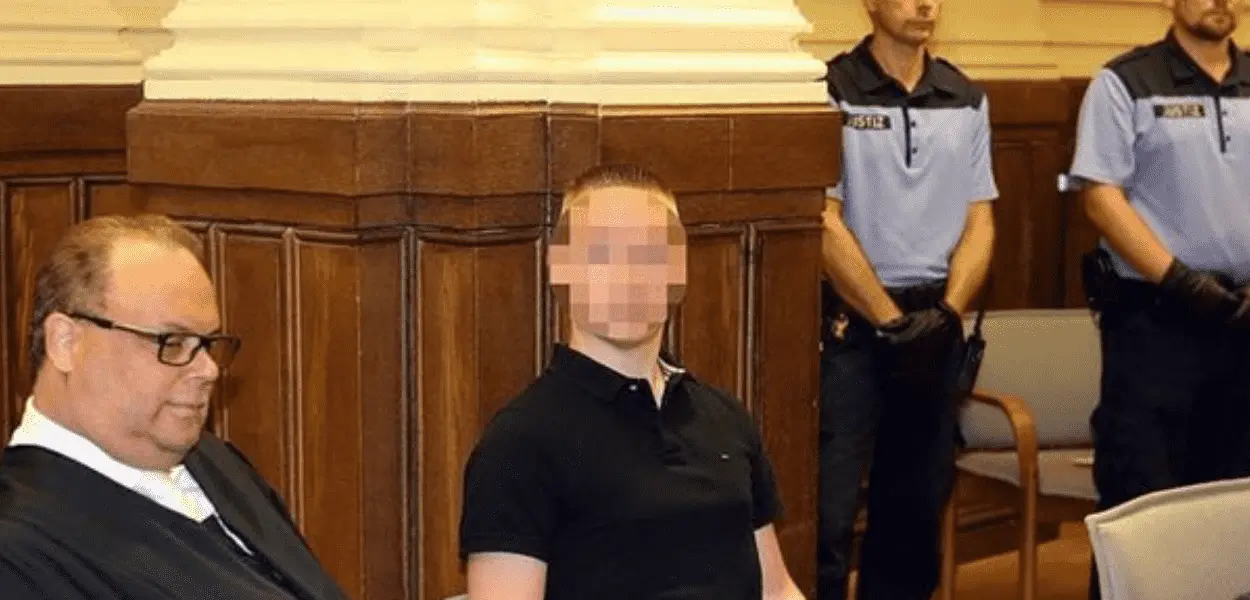 O caso de Maxmilian S. (borrado na foto por ser menor de idade) inspirou Como Vender Drogas Online (Rápido). Foto mostra ele durante seu julgamento