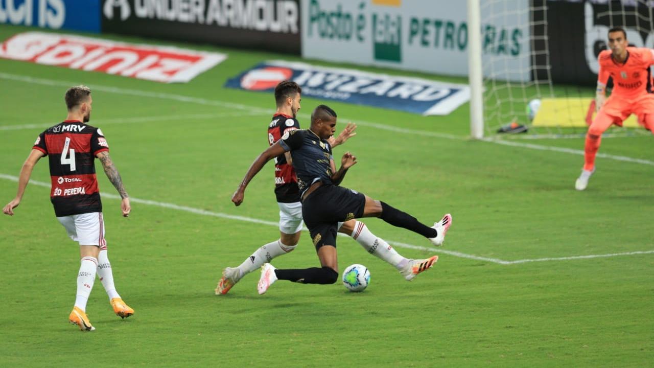 Cleber disputando bola com zaga do Flamengo