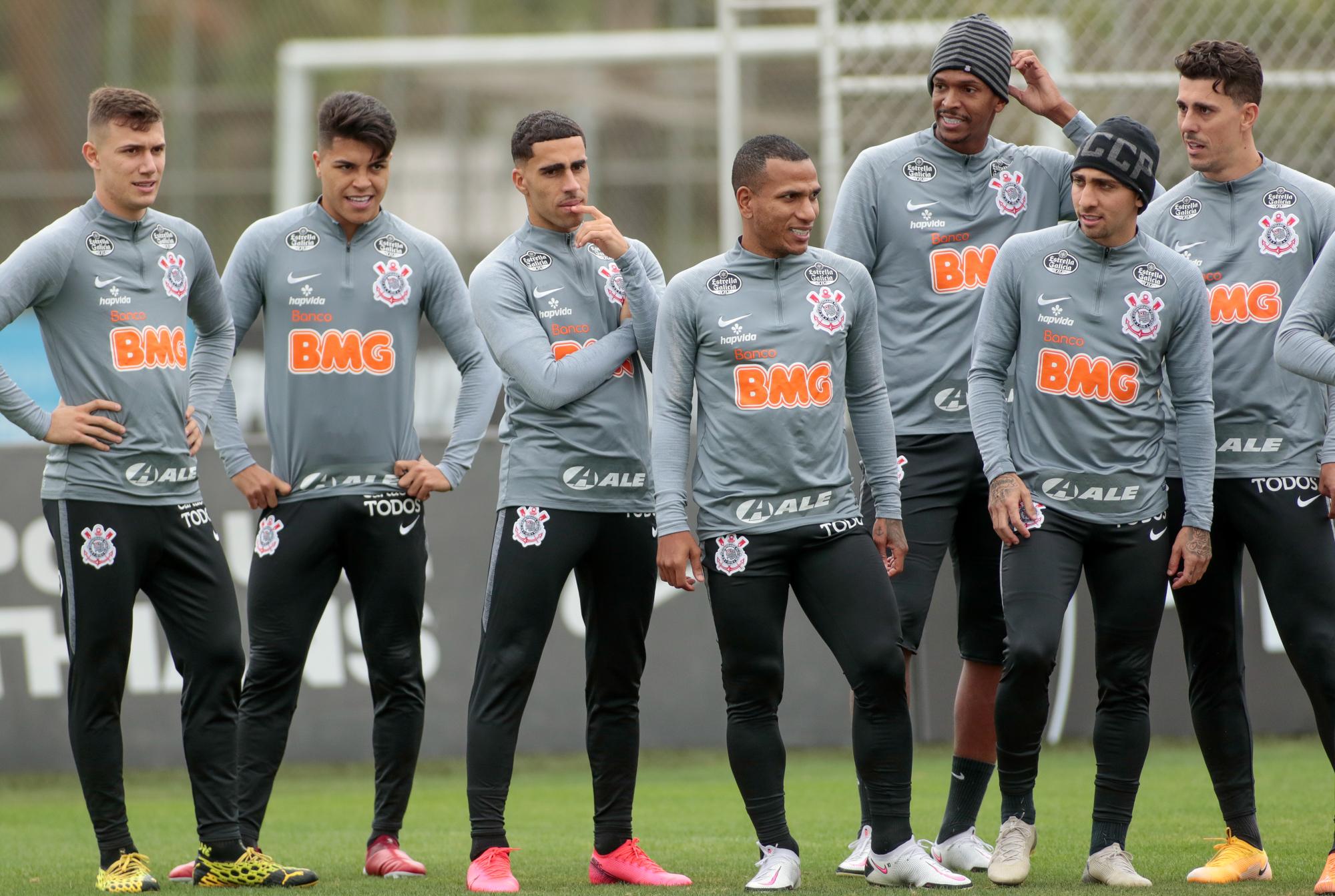Jogadores do Corinthians em treinamento