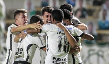 Danilo Avelar comemora com companheiros pelo Corinthians