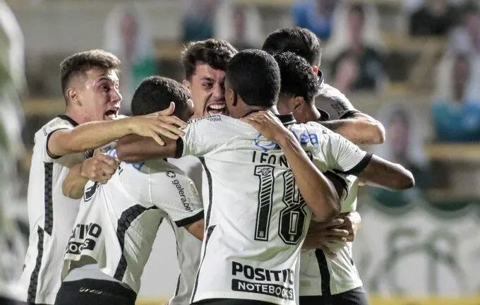 Danilo Avelar marca nos acréscimos e Corinthians vence Goiás fora de casa