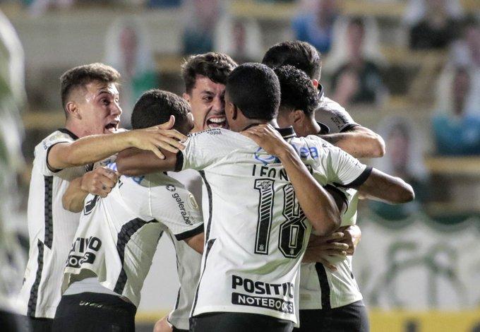 Danilo Avelar comemora com companheiros pelo Corinthians