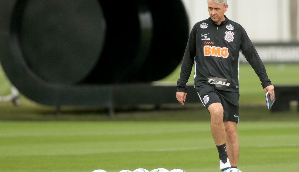 Treinador Corinthians com bolas no gramado