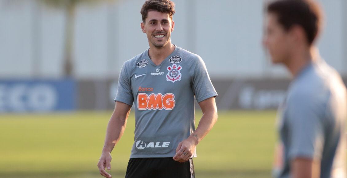 Zagueiro do Corinthians, Danilo Avelar, autor do gol contra o Goiás, em treino no Corinthians x Botafogo