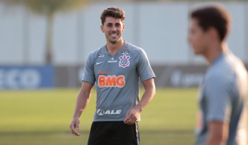 Zagueiro do Corinthians, Danilo Avelar, autor do gol contra o Goiás, em treino no Corinthians x Botafogo