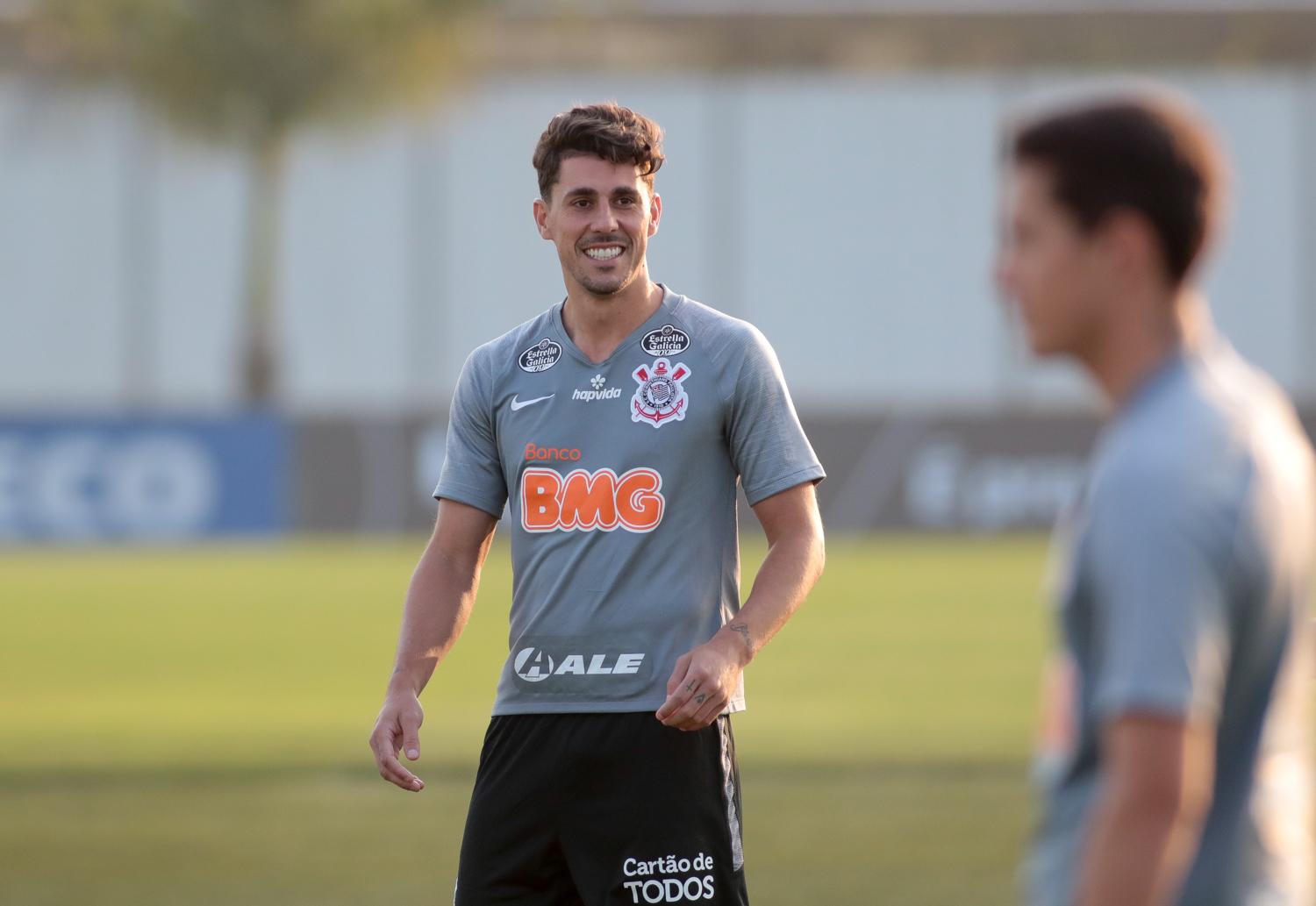 Zagueiro do Corinthians, Danilo Avelar, autor do gol contra o Goiás, em treino no Corinthians x Botafogo