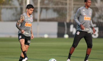 Fagner e Jô batem bola em treinamento