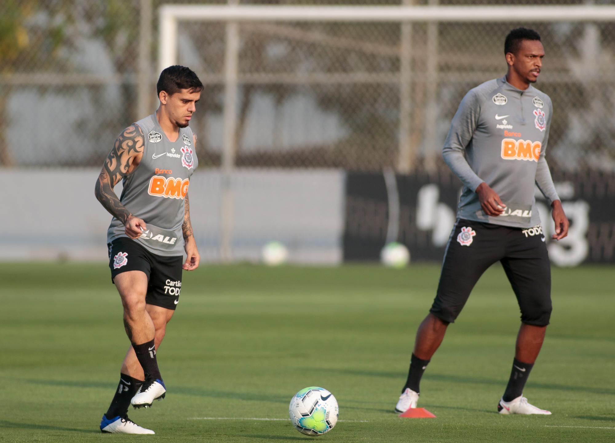 Fagner e Jô batem bola em treinamento