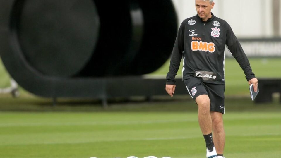 Treinador Corinthians com bolas no gramado