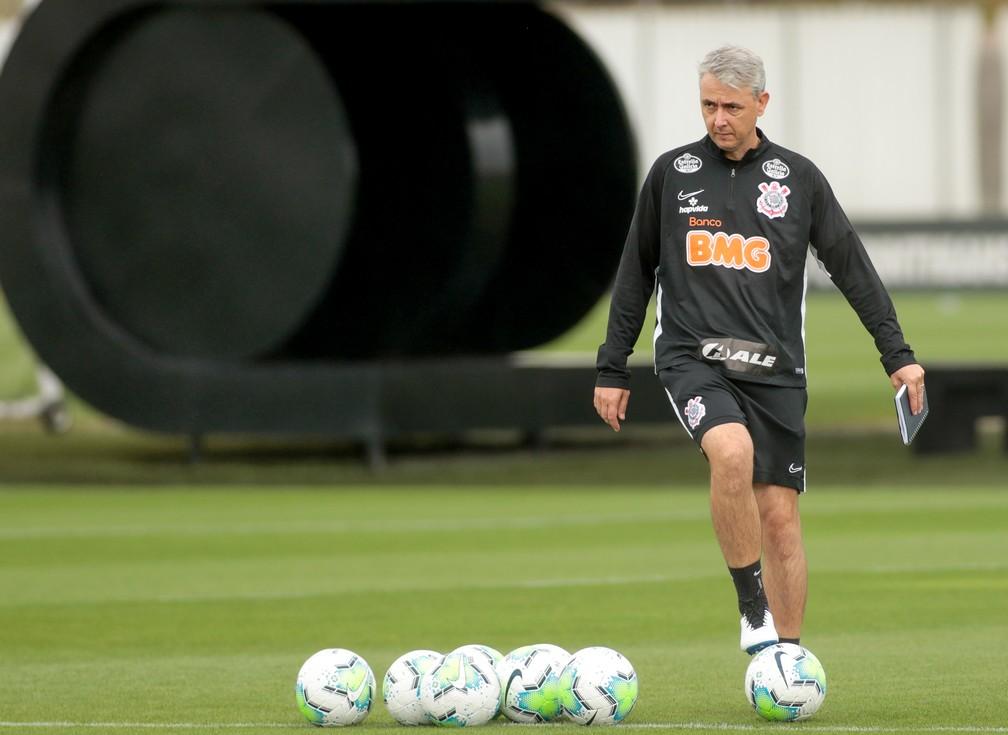 Treinador Corinthians com bolas no gramado