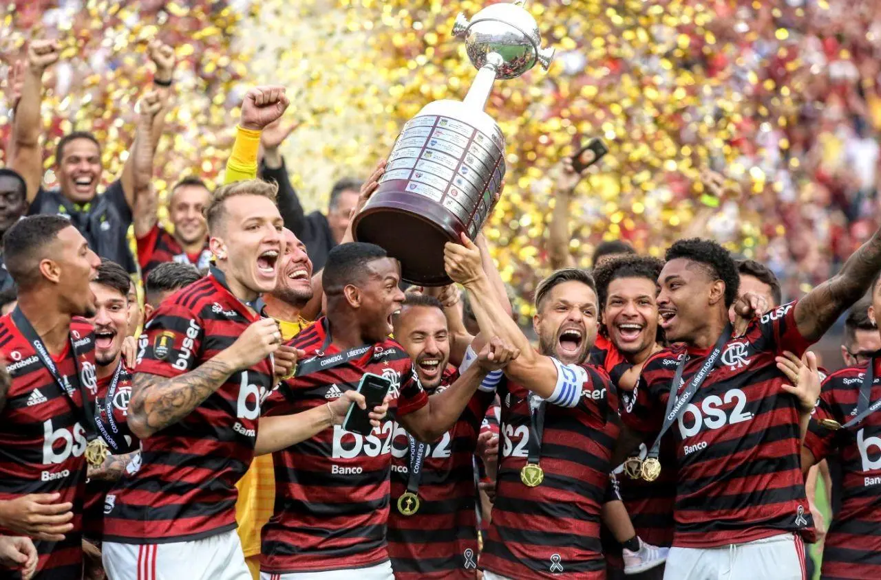 Diego segura a taça do titulo ao lado dos companheiros