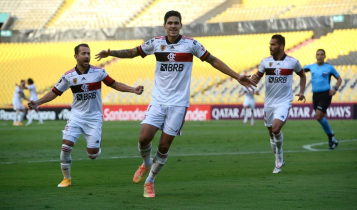 Pedro comemora gol com companheiros