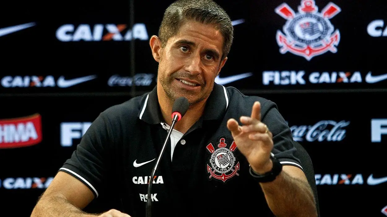 Cotado para ser o novo técnico, Sylvinho já foi auxiliar do Corinthians