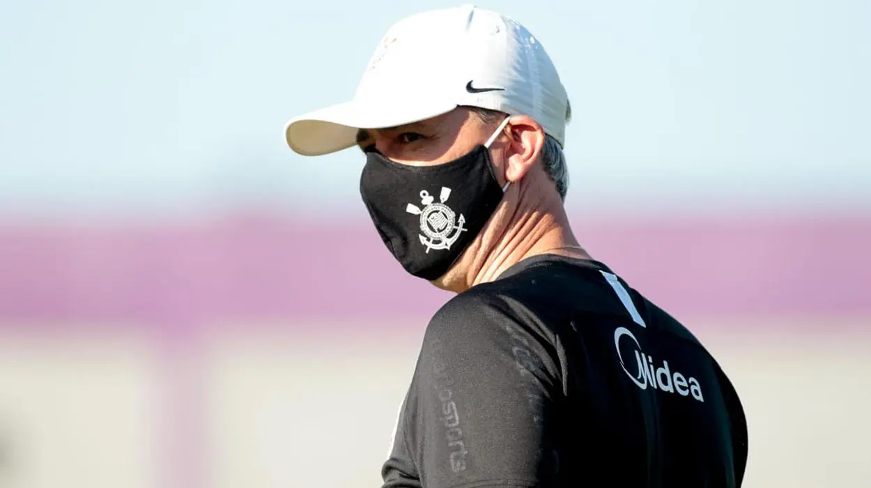 Tiago Nunes comanda treino