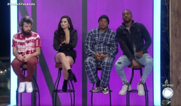 Cartoloco, Raissa, Fernandinho Beat Box e Rodrigo sentados nas cadeiras na formação da roça de