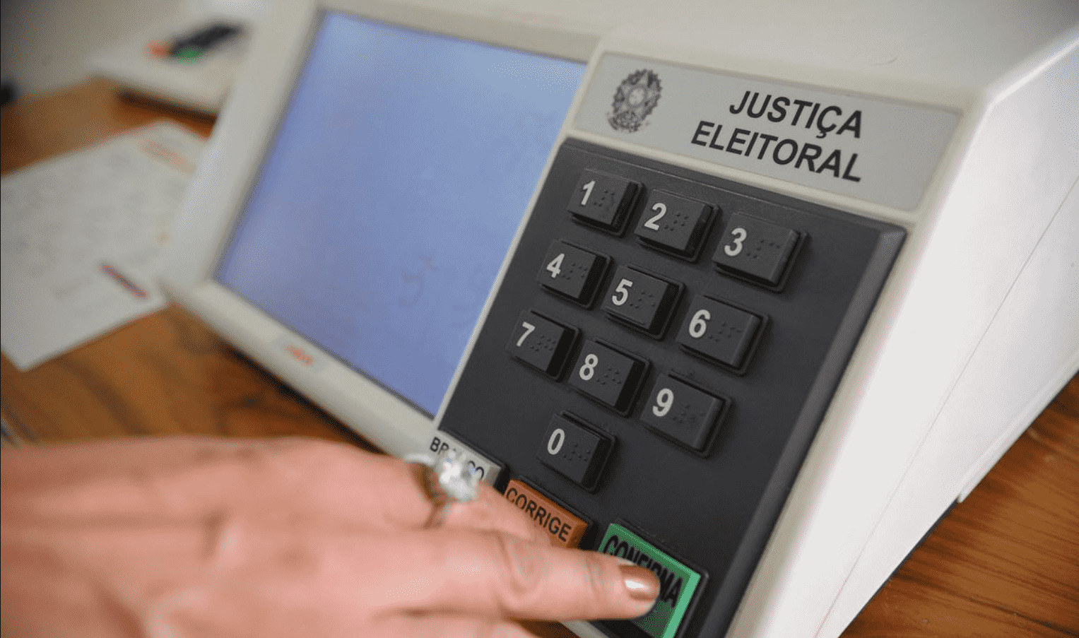 Foto mostra uma urna eletrônica para Eleições RJ 2020
