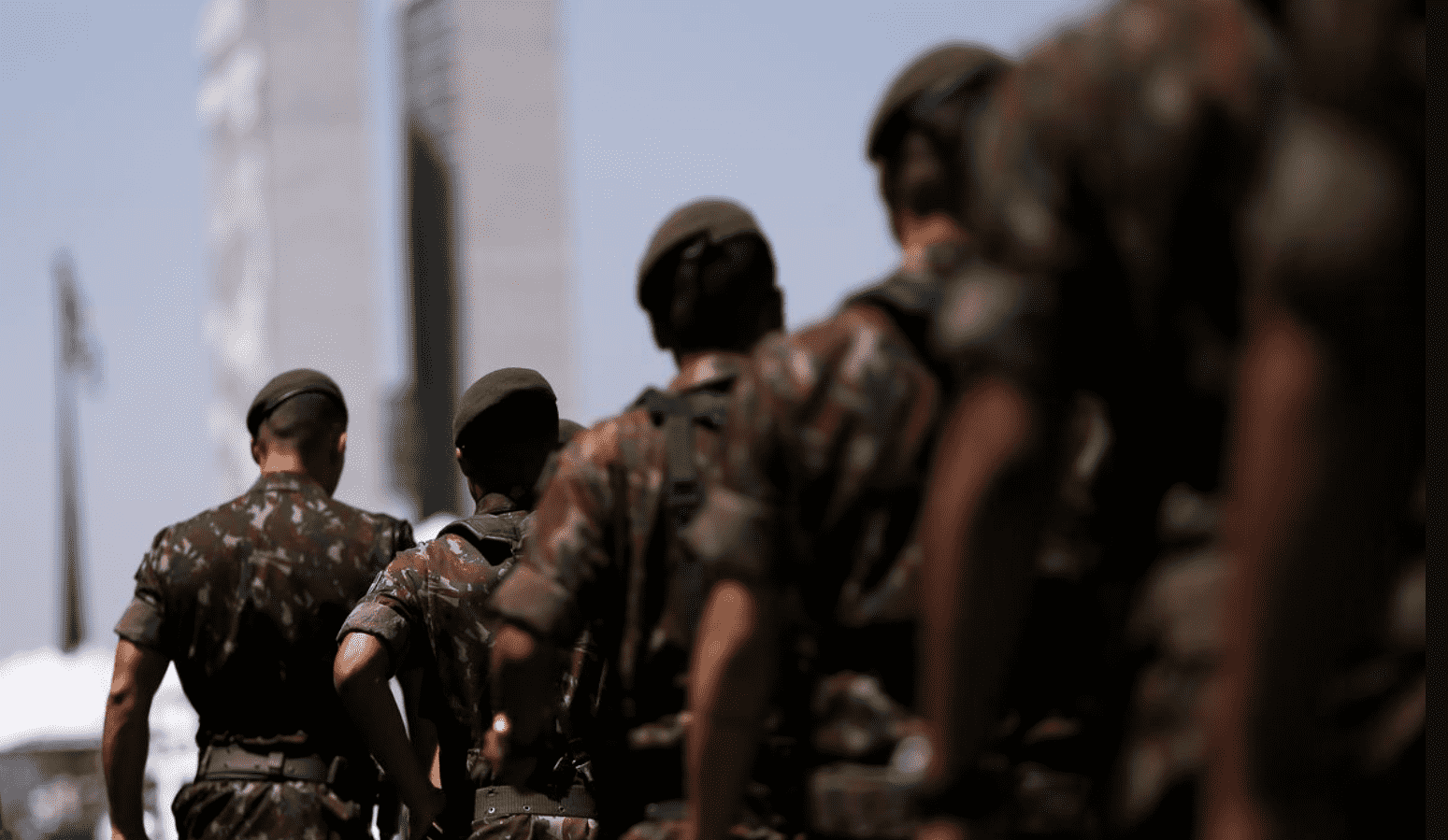 Foto mostra agentes militares