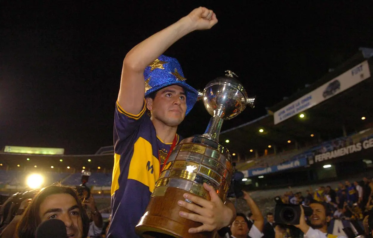 Riquelme levanta a taça da Libertadores para o Boca Juniors