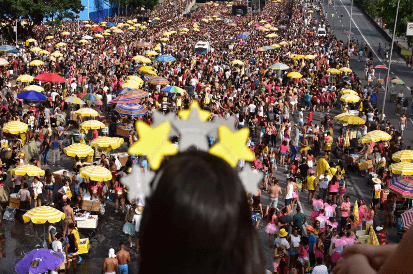 Foto mostra bloco de rua em belo horizonte