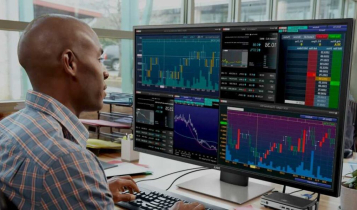 trader olhando monitores com gráficos e cotações para arbitragem