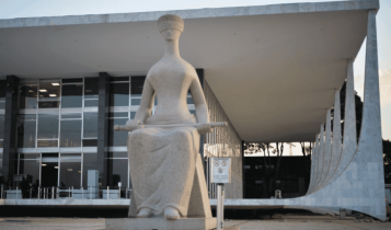 Foto mostra estátua do poder judiciário