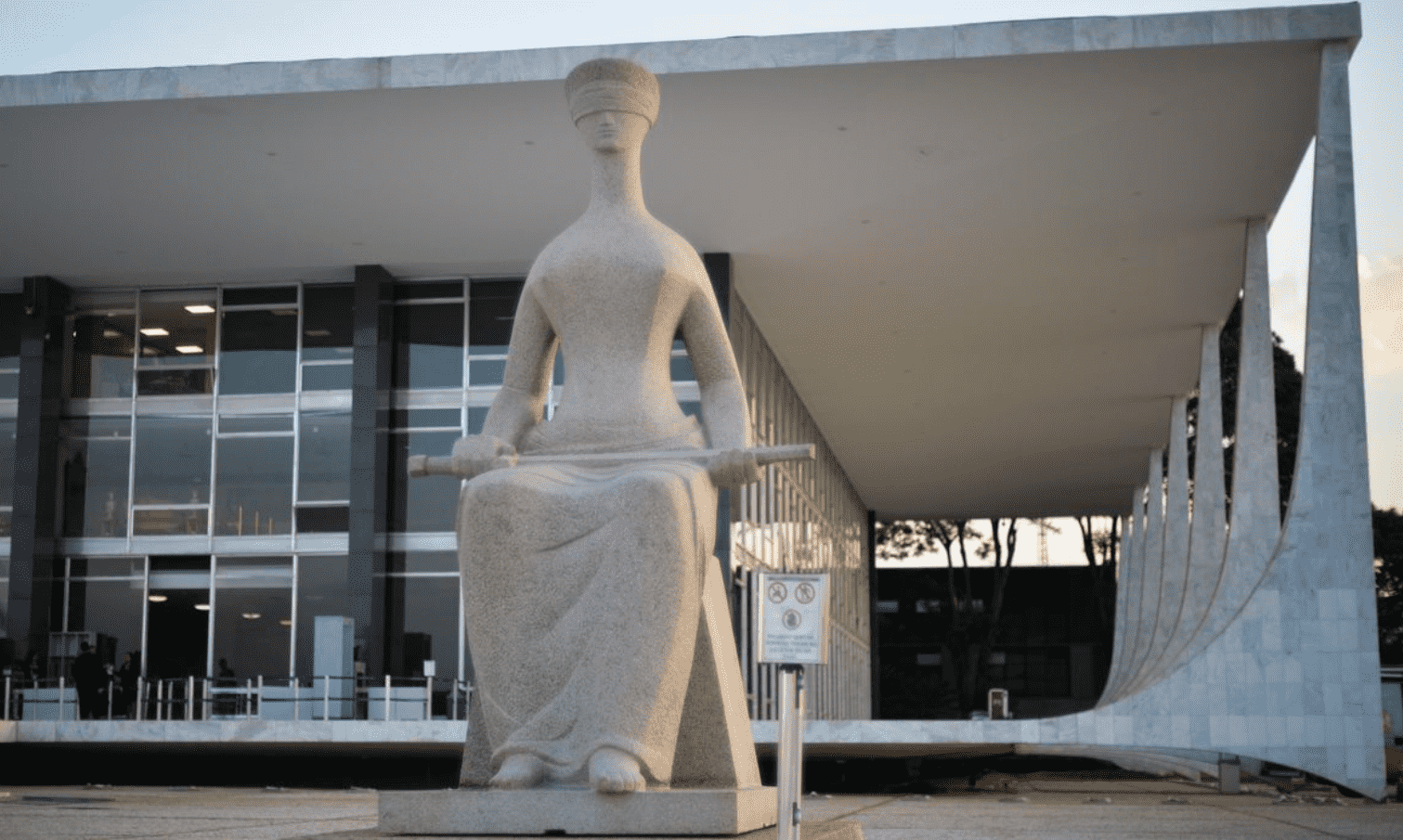 Foto mostra estátua do poder judiciário
