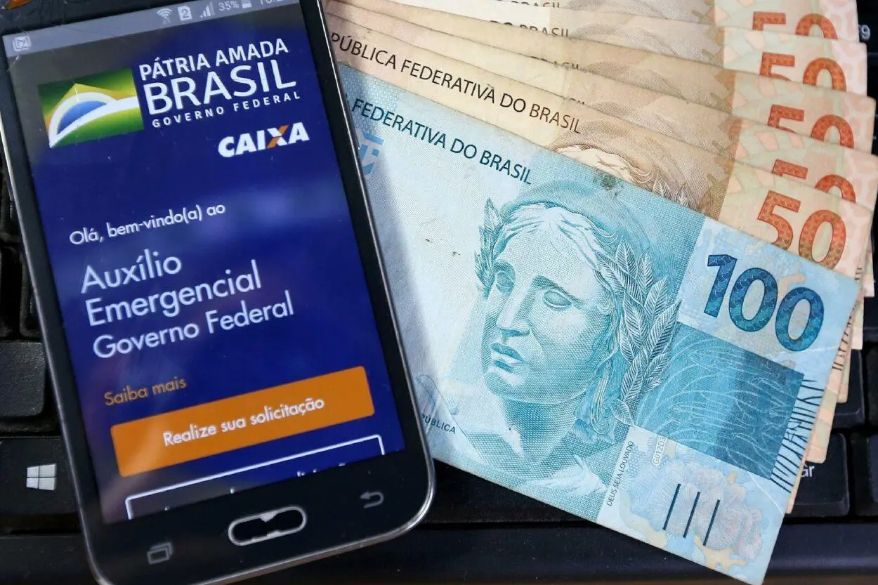 celular com abertura do aplicativo do Auxílio Emergencial