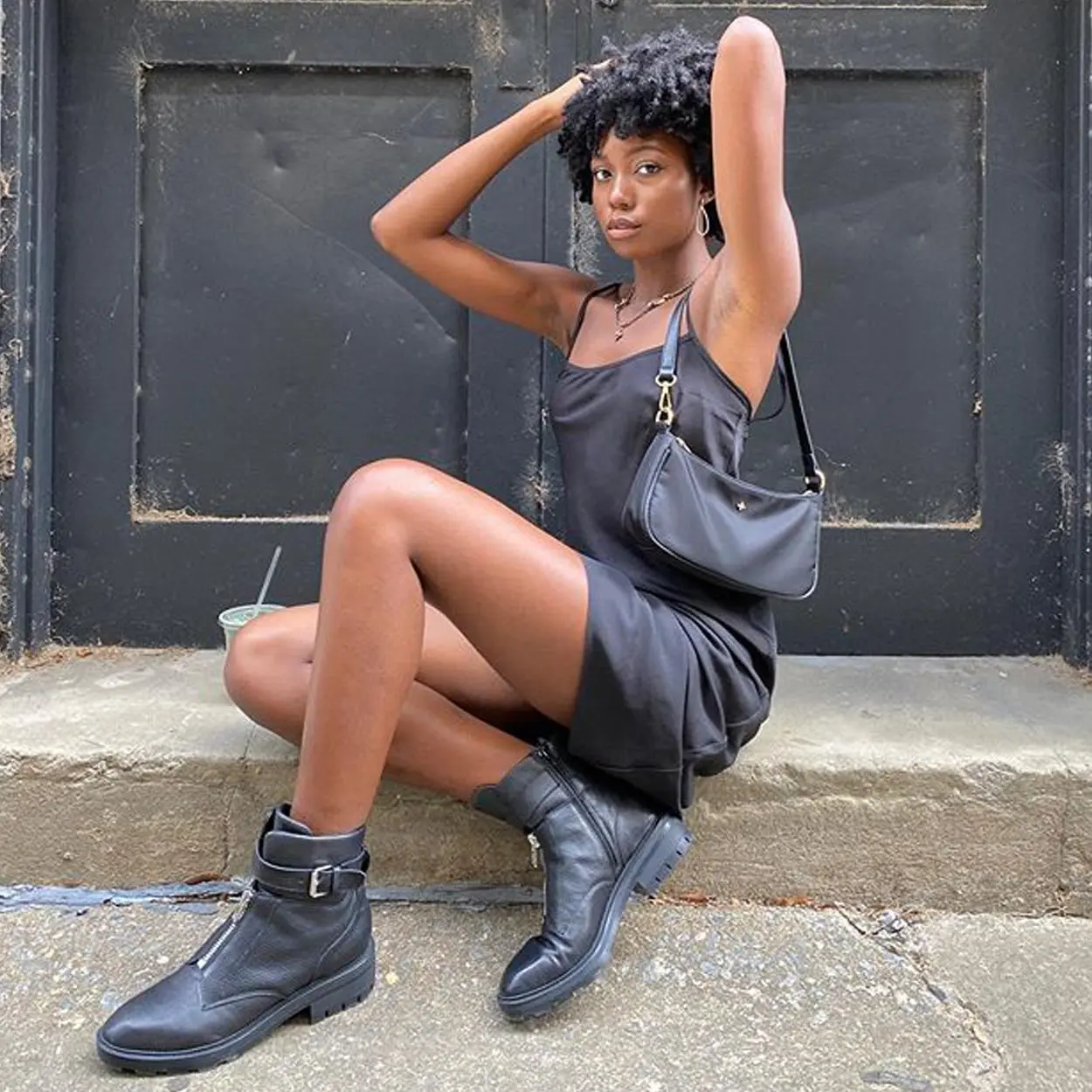 Bolsa baguete preta e vestido básico baguete preta com vestido de cetim