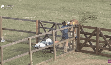 Na imagem, Stéfani Bays realiza tarefa em A Fazenda 2020