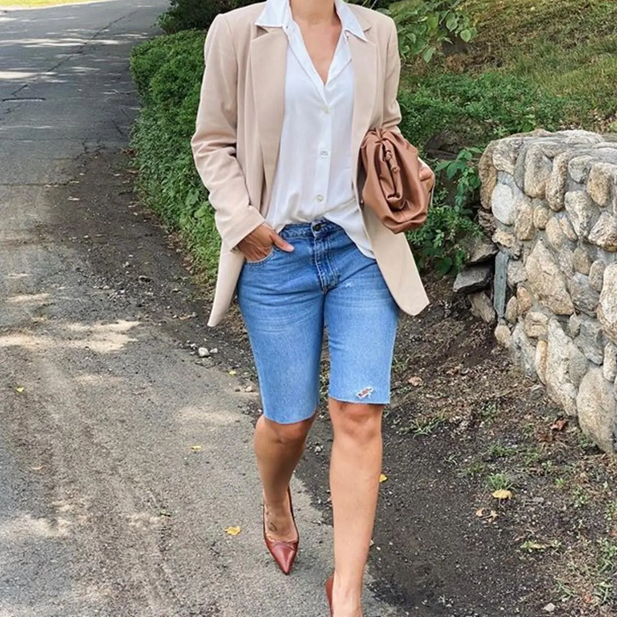 Salto alto e bermuda fazem o look office