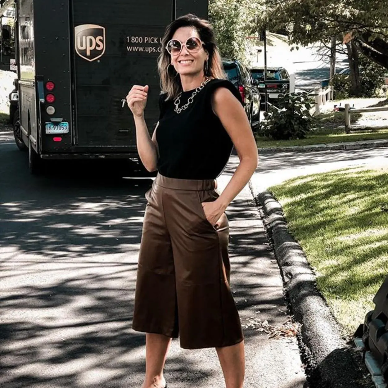 Look para o verão com bermuda em couro