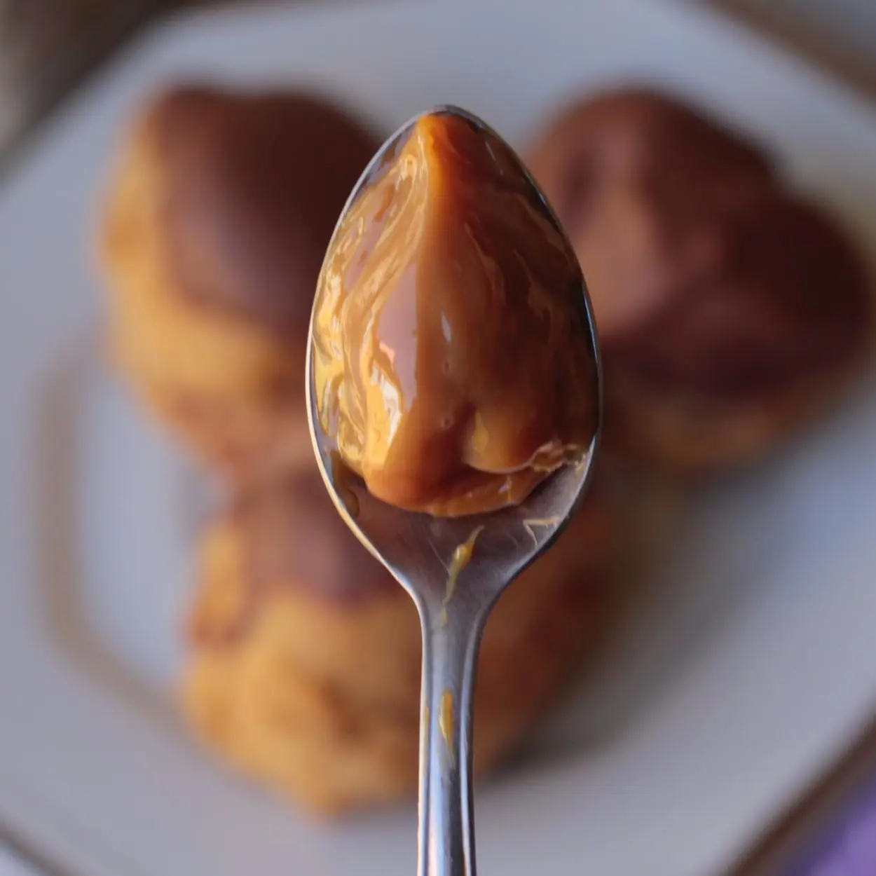 Bolo de caneca de doce de leite. 
