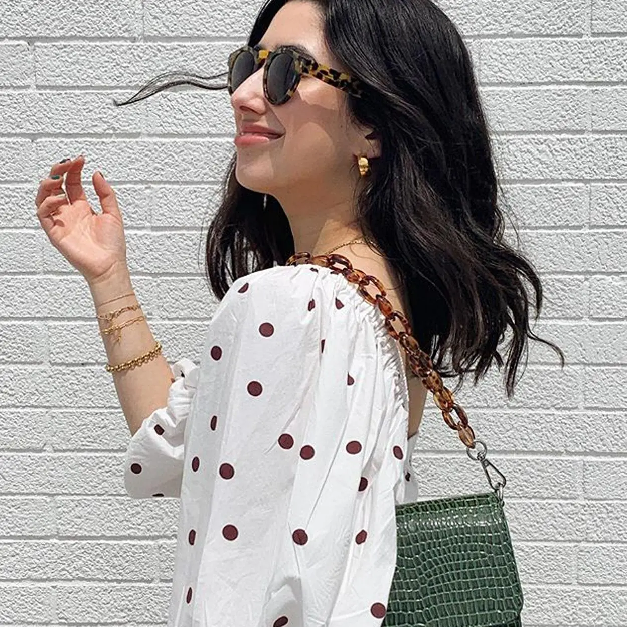 Bolsa baguete verde com vestido romântico Bolsa baguete com manga romântica