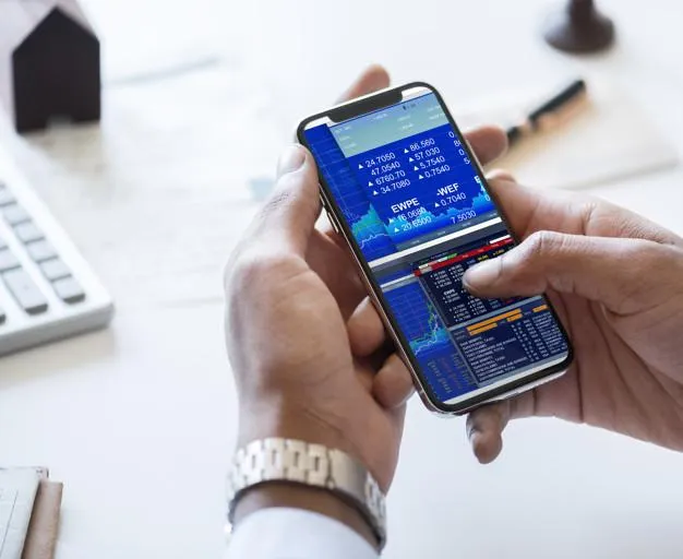 Pessoa olhando ações no celular
