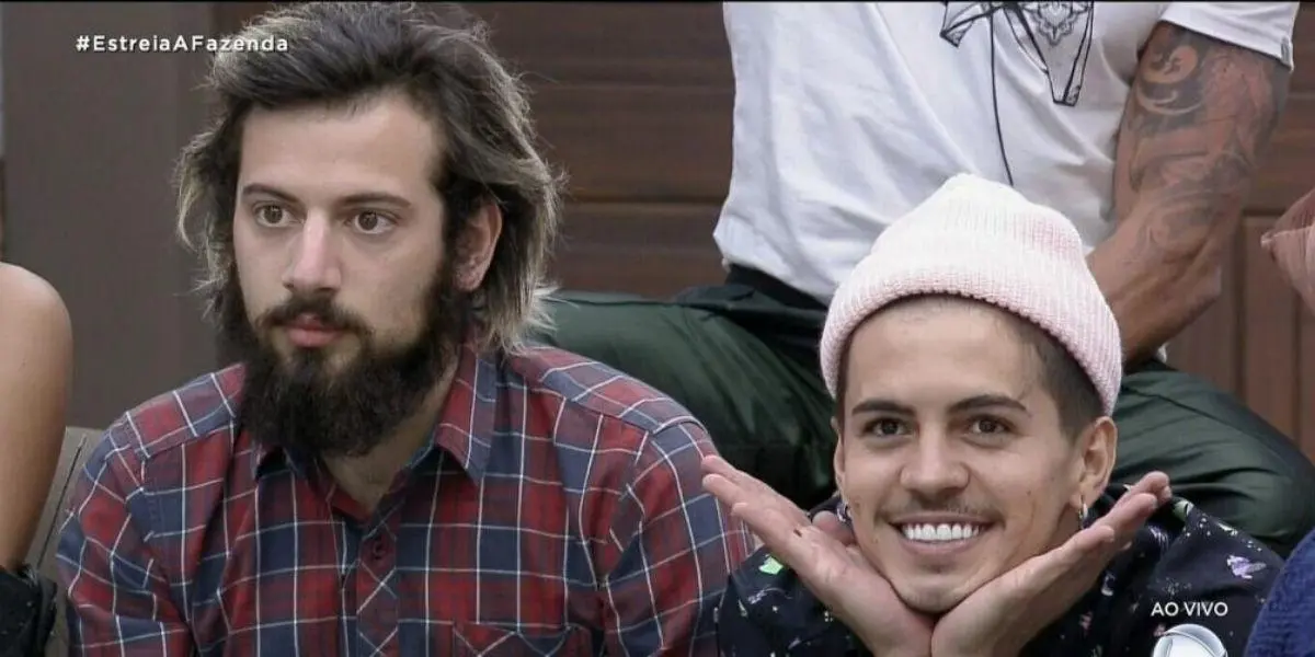 Cartolouco e Biel sentados na sala de A Fazenda 2020