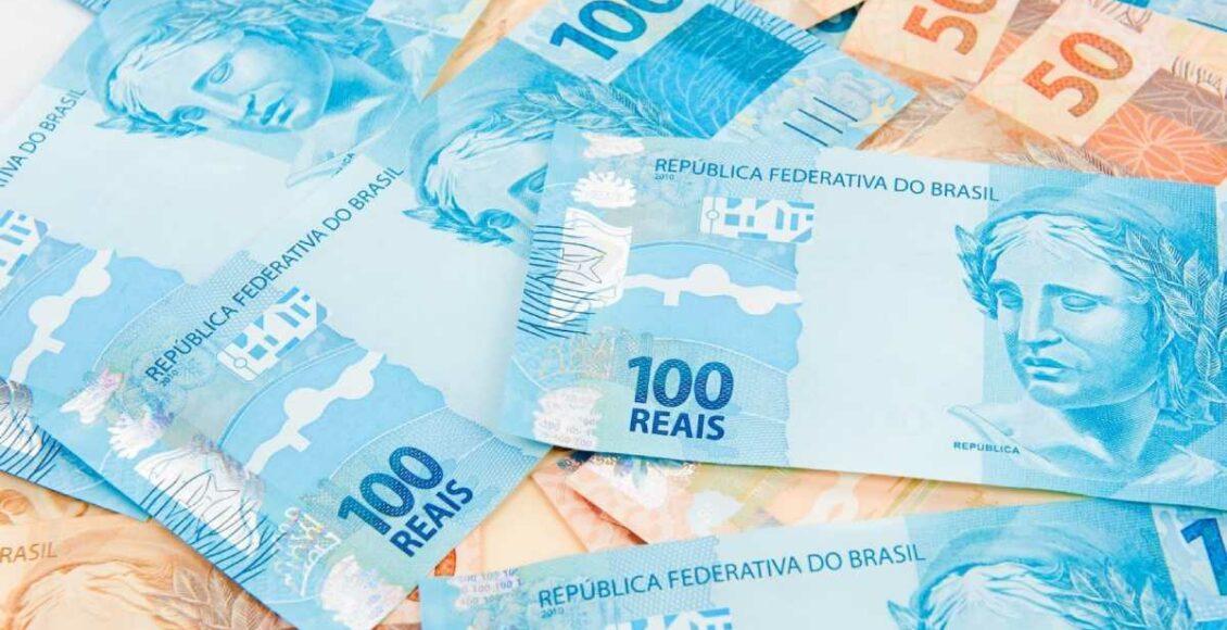 notas de R$ 100 e R$ 50 espalhadas
