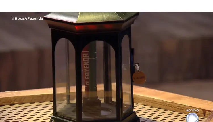 Na imagem, o lampião do poder de A Fazenda 12 com as chamas vermelha e verde