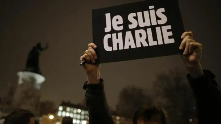 Charlie Hebdo republica as charges do Profeta Maomé, que tornou o jornal alvo de atentado