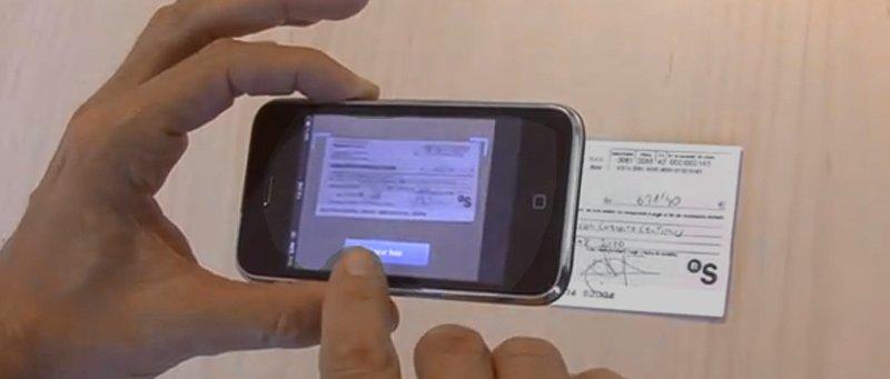 Aplicativo de celular depositando cheque em banco digital