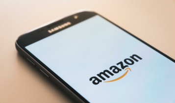 Amazon cria loja dentro do site para comprs internacionais móveis diz a matériastrando logo da Amazon.
