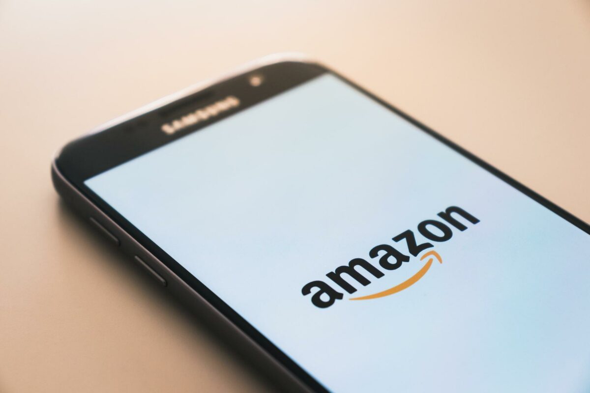 Amazon cria loja dentro do site para comprs internacionais móveis diz a matériastrando logo da Amazon.