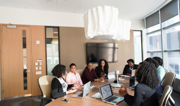 Trainee para negros. Mulheres em reunião. Magalu processo seletivo