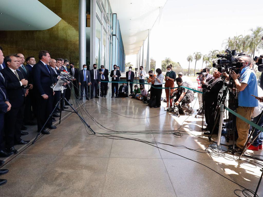 O presidente da República, Jair Bolsonaro, durante coletiva de imprensa no Palácio da Alvorada, após reunião com ministros e parlamentares